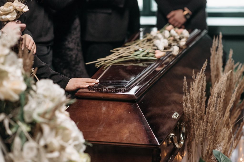 Jak wybrać odpowiednią firmę pogrzebową w Warszawie?